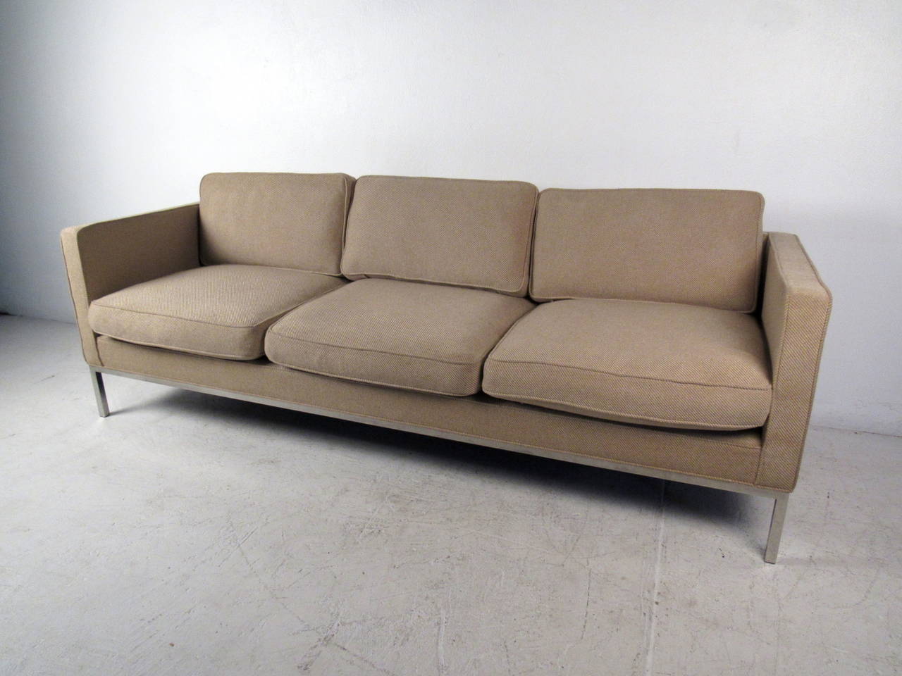 Mid-Century Modern Sofa in the Style of Knoll 1