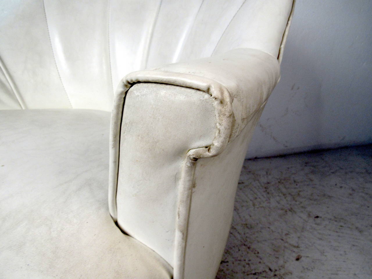 Mid-Century Modern White Vinyl Lounge Chair In Good Condition For Sale In Brooklyn, NY