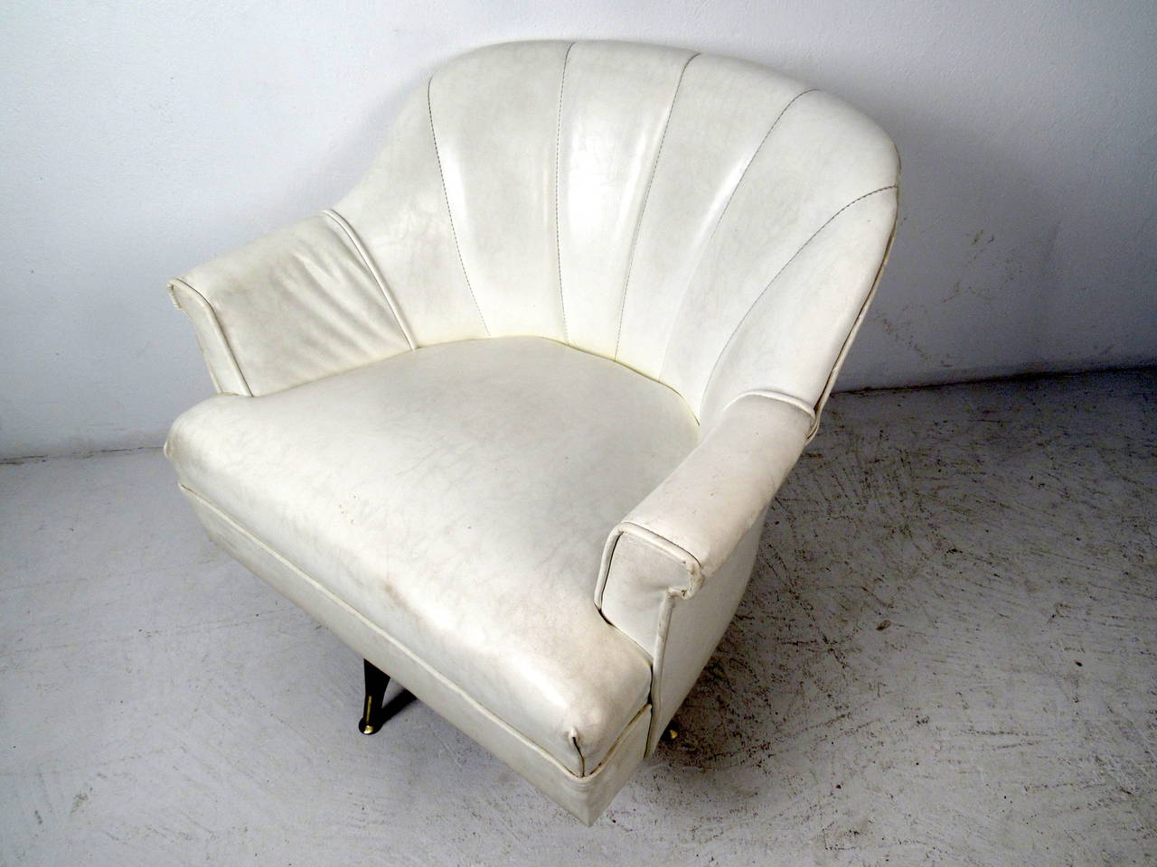 Fauteuil de salon en vinyle blanc moderne du milieu du siècle dernier Bon état - En vente à Brooklyn, NY