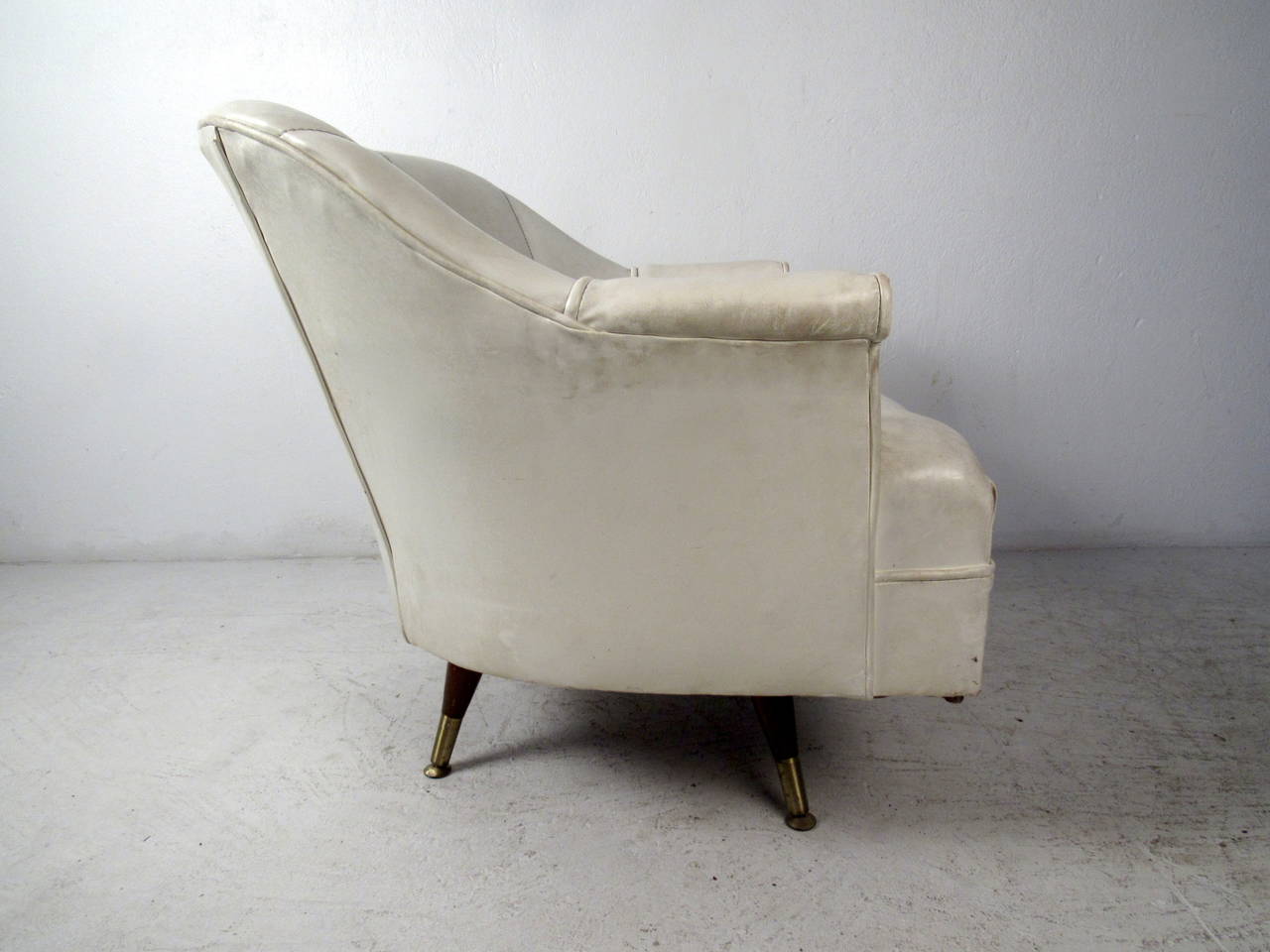 Mid-Century Modern Fauteuil de salon en vinyle blanc moderne du milieu du siècle dernier en vente