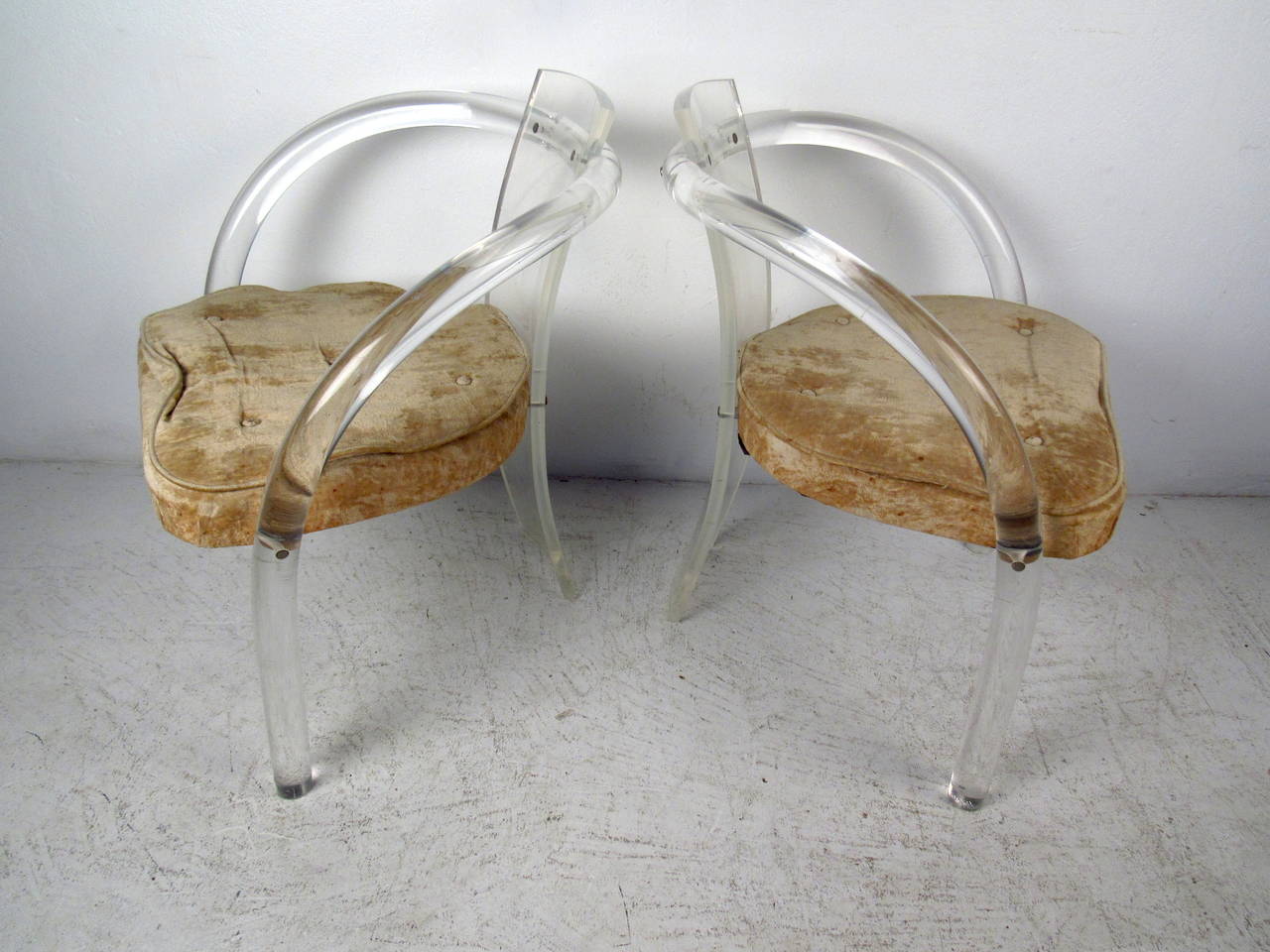 20ième siècle Paire de chaises en lucite mi-siècle moderne avec coussins rembourrés en vente