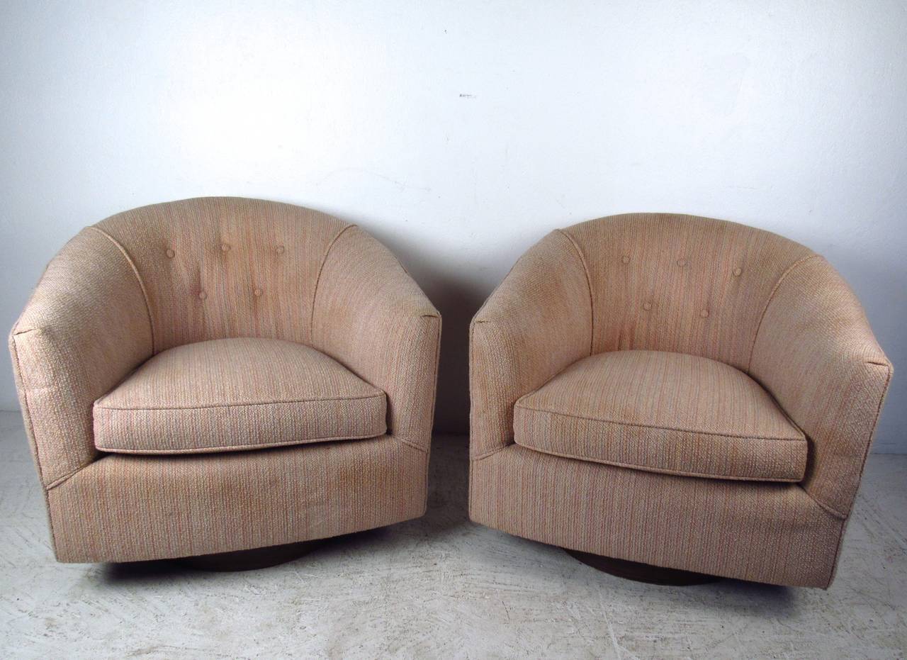 This pair of vintage lounge chairs features 360 degree swivel, comfortable design, and tufted back. Stylish Mid-Century Modern design in the style of Milo Baughman. Please confirm item location (NY or NJ).