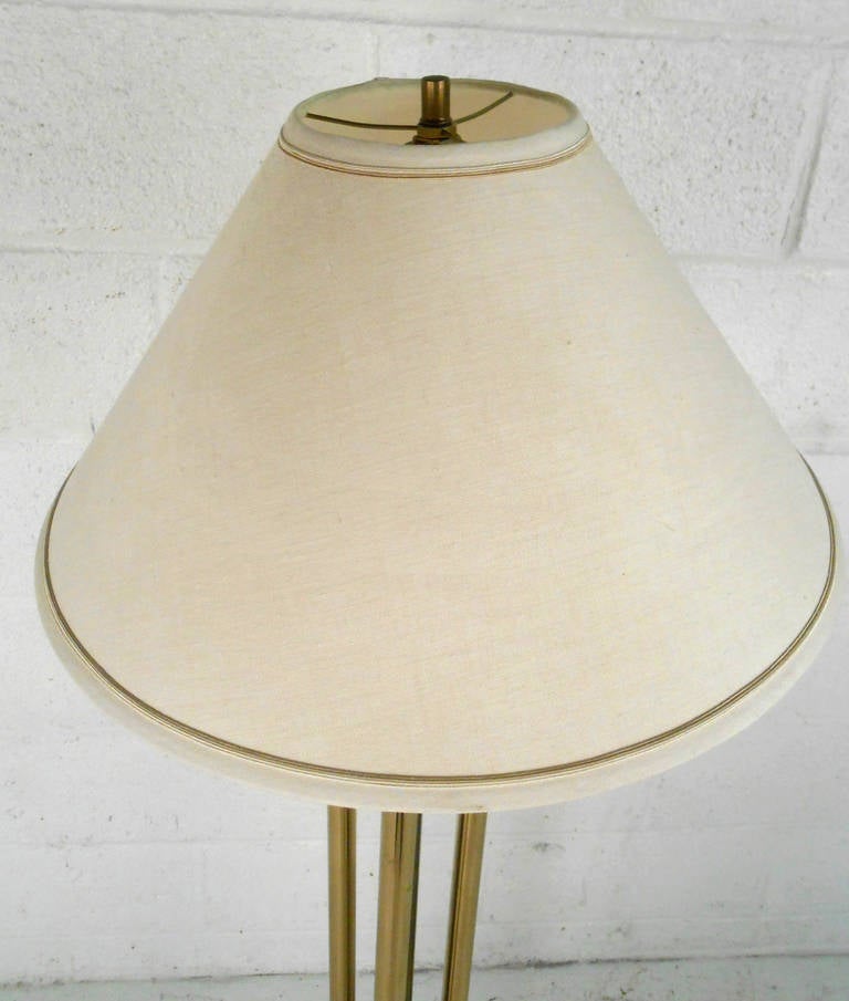 Américain Lampadaire vintage en laiton et lucite en vente