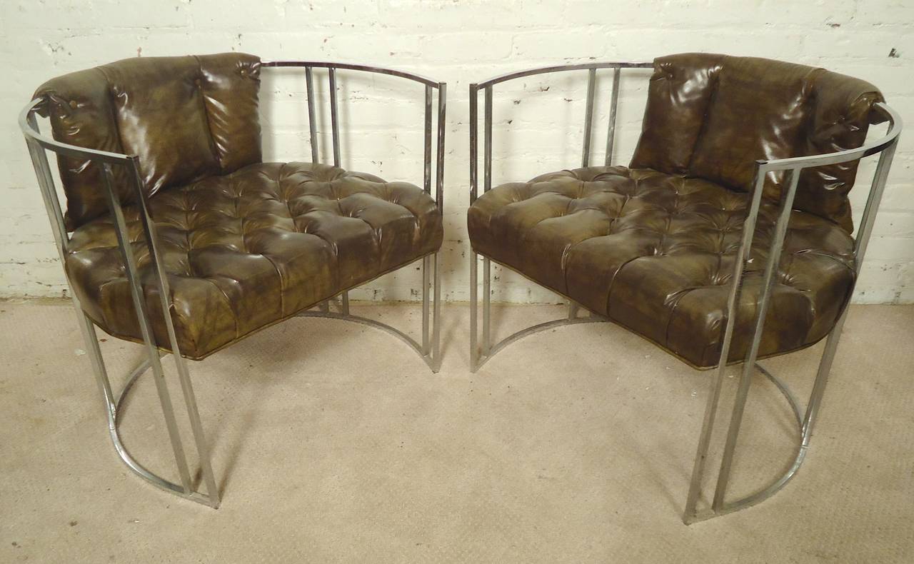 Elegant polished chrome arm chairs with round frame and tufted vinyl seating. Attractive and dramatic design.

(Please confirm item location - NY or NJ - with dealer)