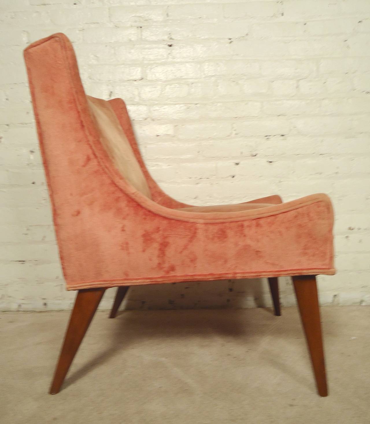 Great sculpted lounge chair with sweeping low arms and tapered legs. McCobb style splayed legs, shaped body.

(Please confirm item location - NY or NJ - with dealer)