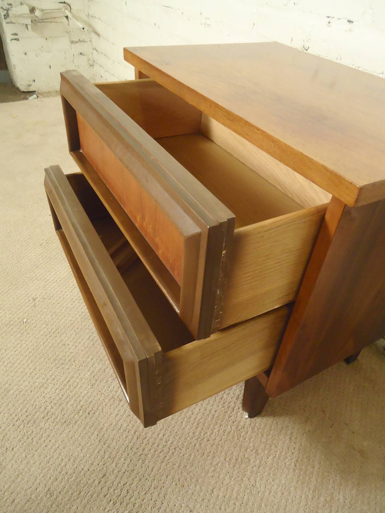Single Mid-Century Nightstand In Good Condition For Sale In Brooklyn, NY
