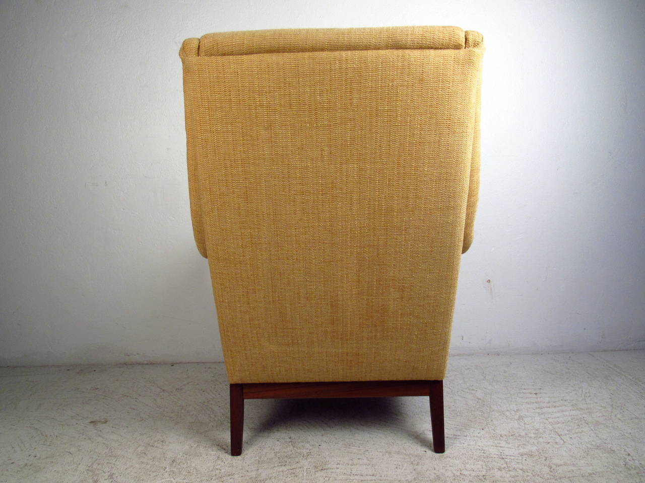 Mid-Century Modern High Back Lounge Chair In Good Condition In Brooklyn, NY