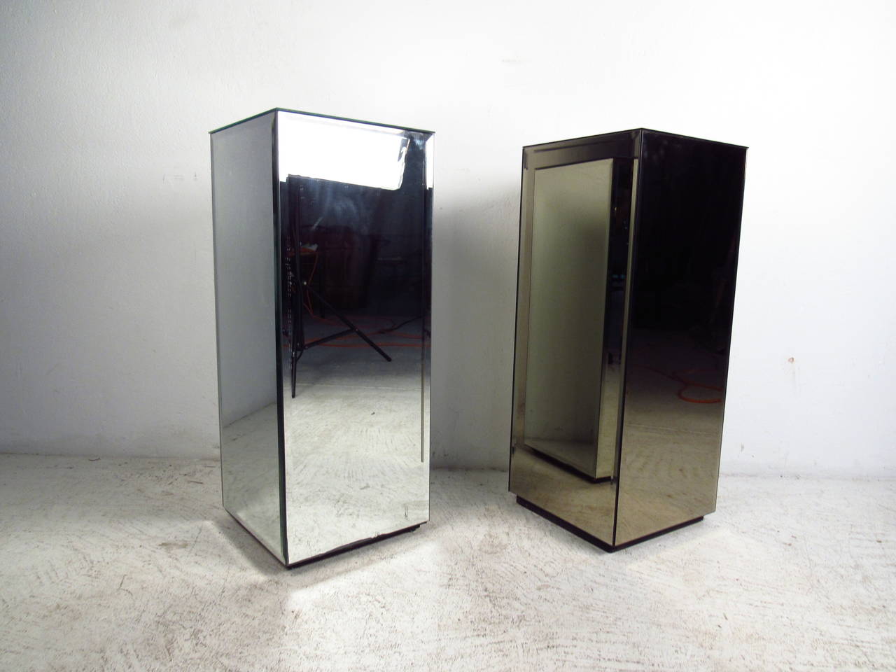 mirrored pedestal stand