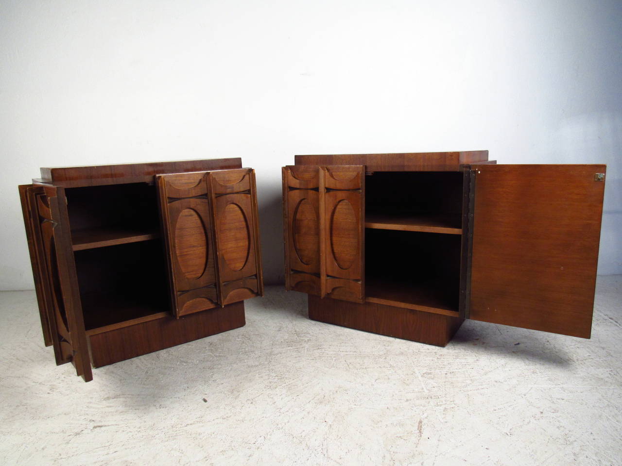 Pair of Brutalist Modern Sculpted Front Nightstands In Good Condition For Sale In Brooklyn, NY