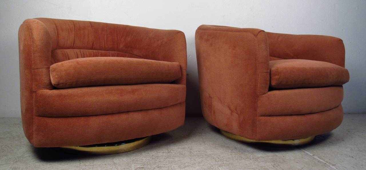 Great pair of classic barrel back lounge chairs with swivel bases by Milo Baughman for Thayer Coggin. Please confirm item location (NY or NJ) with dealer.
