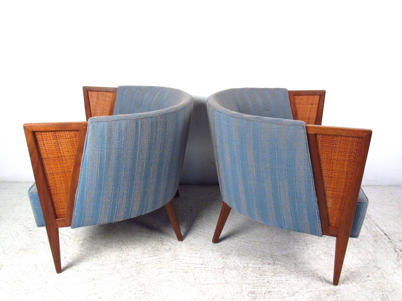 Pair of Mid-Century Modern Barrel Back Lounge Chairs In Good Condition In Brooklyn, NY