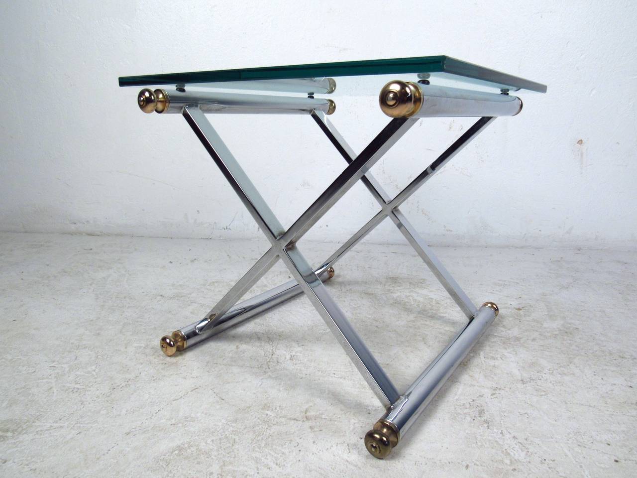 Verre Paire de tables d'appoint en chrome et laiton de style mi-siècle moderne en vente