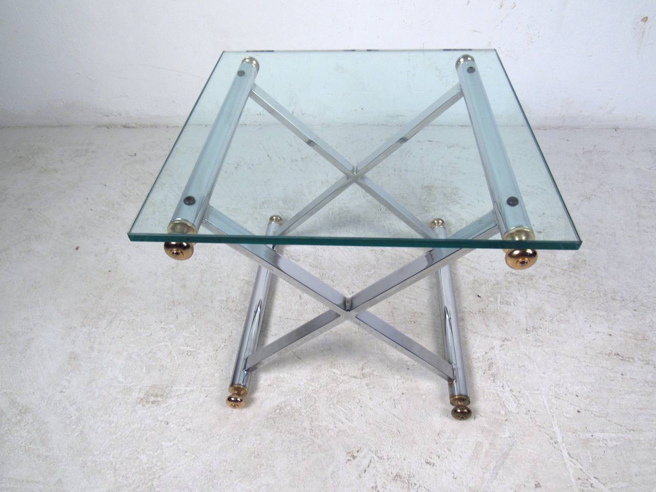 Paire de tables d'appoint en chrome et laiton de style mi-siècle moderne en vente 1