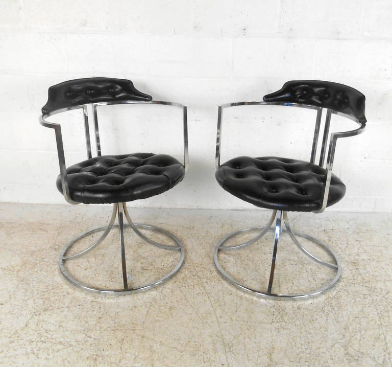 Set of Mid-Century Chrome And Vinyl Swivel Dining Chairs In Good Condition In Brooklyn, NY