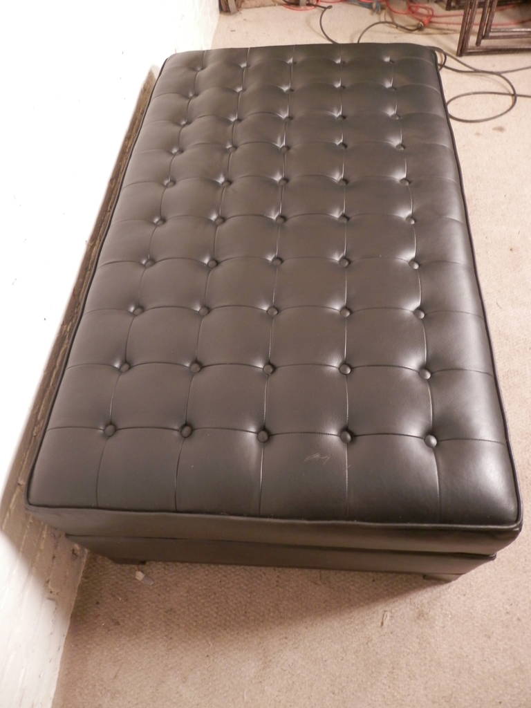 Otomana grande de cuero negro acolchado Cuero en venta