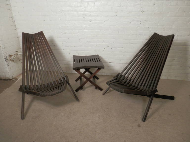 Mid-Century Modern Danish teak slatted folding chairs with matching side table. Excellent garden or patio furniture.

(Please confirm item location - NY or NJ - with dealer)