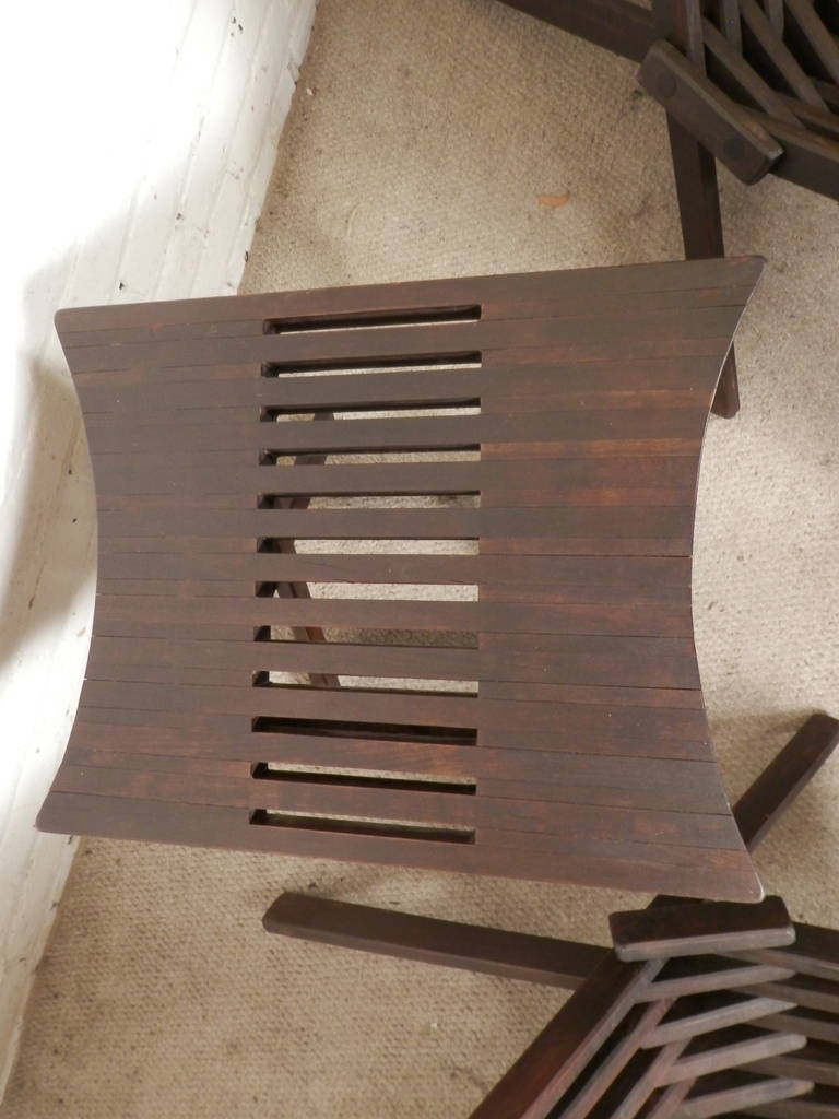 Mid-Century Danish Teak Folding Chairs and Side Table In Excellent Condition In Brooklyn, NY