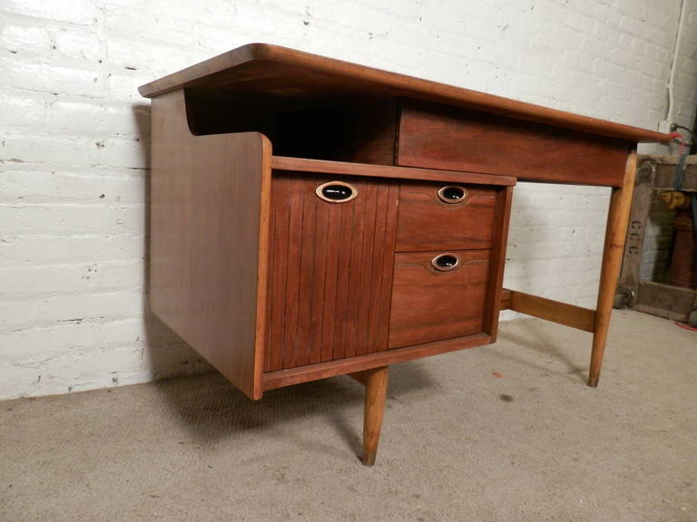 Mid-Century Modern Mainline desk by Hooker. Walnut American desk with sculpted brass handles, tapered legs and a 