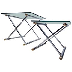 Paire de tables d'appoint en chrome et laiton de style mi-siècle moderne