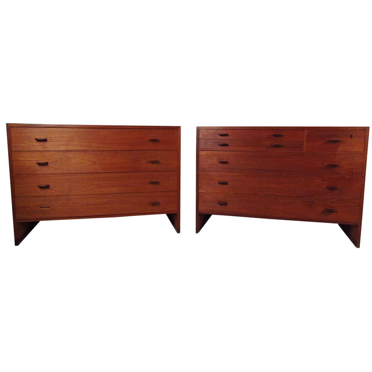 Pair of Vintage Bedroom Dressers in Teak For Sale at 1stdibs