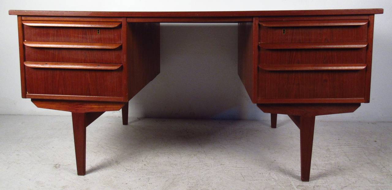 Double-Sided Scandinavian Modern Teak Desk In Good Condition In Brooklyn, NY