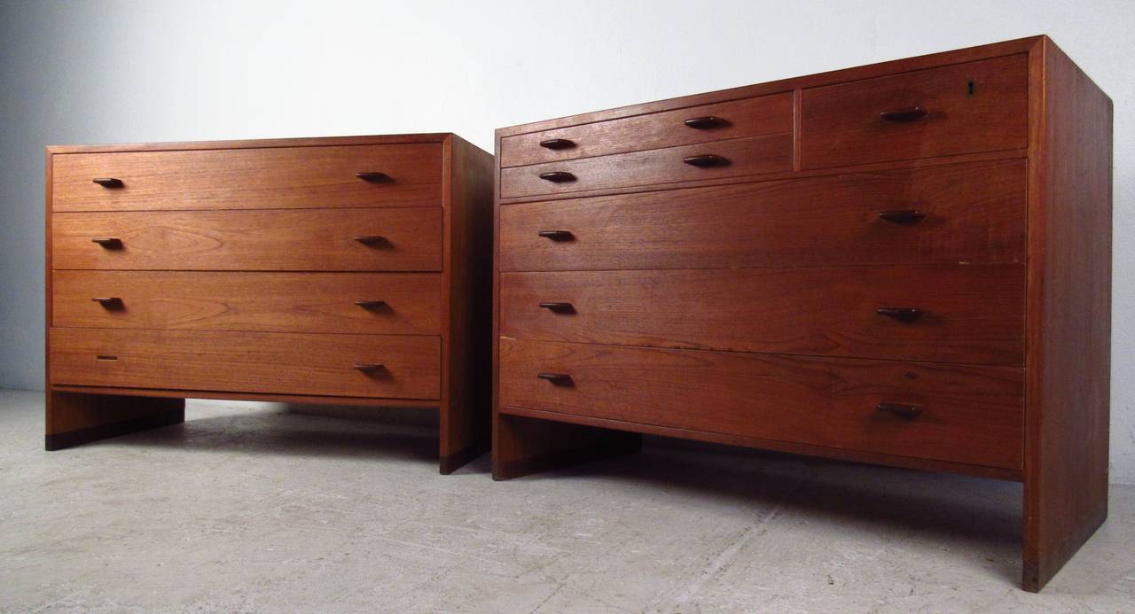 Pair of Vintage Bedroom Dressers in Teak In Good Condition In Brooklyn, NY