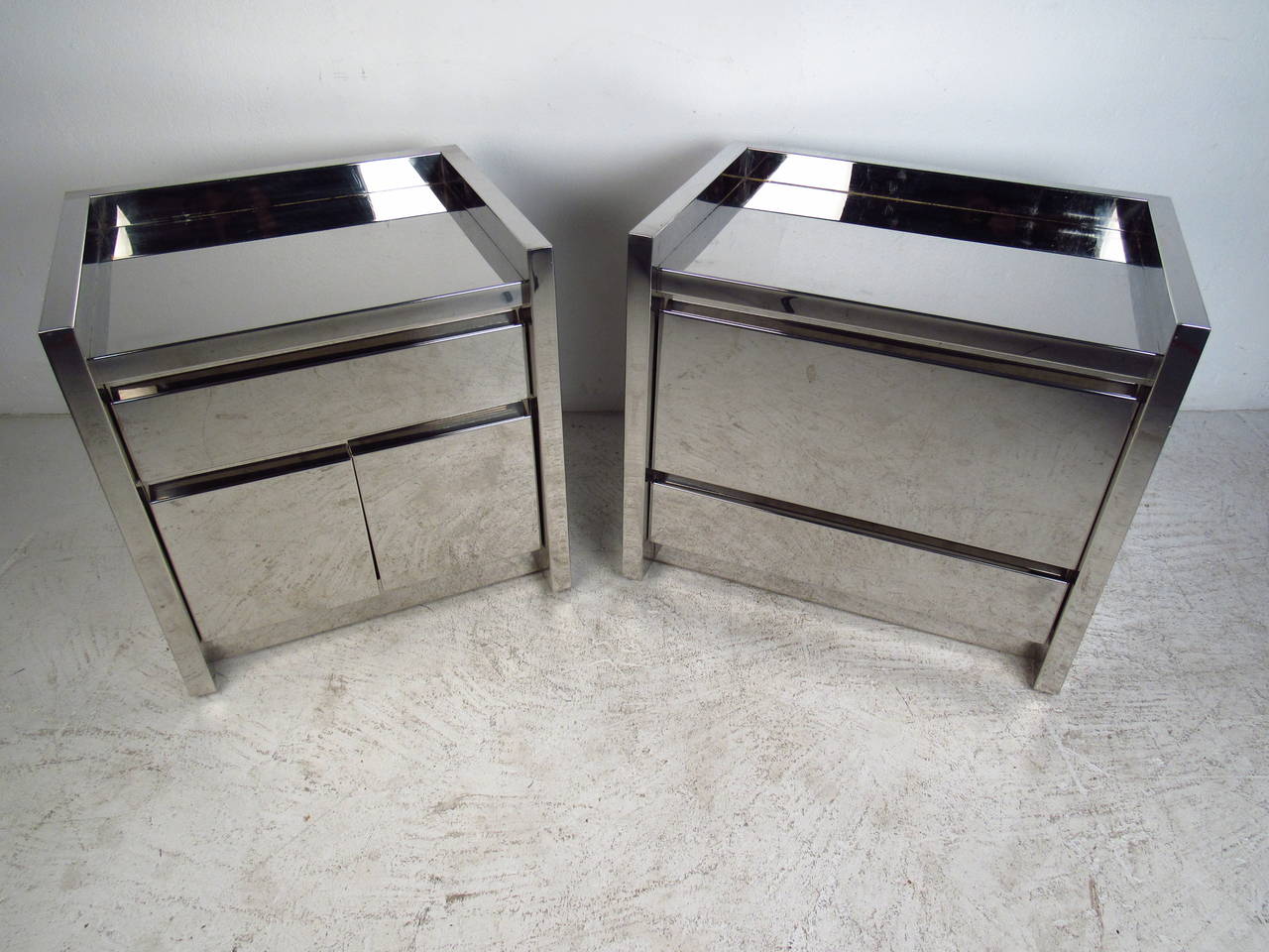 Mirror like bedside cabinets in polished chrome. One with two drawers and one with drawer and cabinet space.
Measures: One is 28