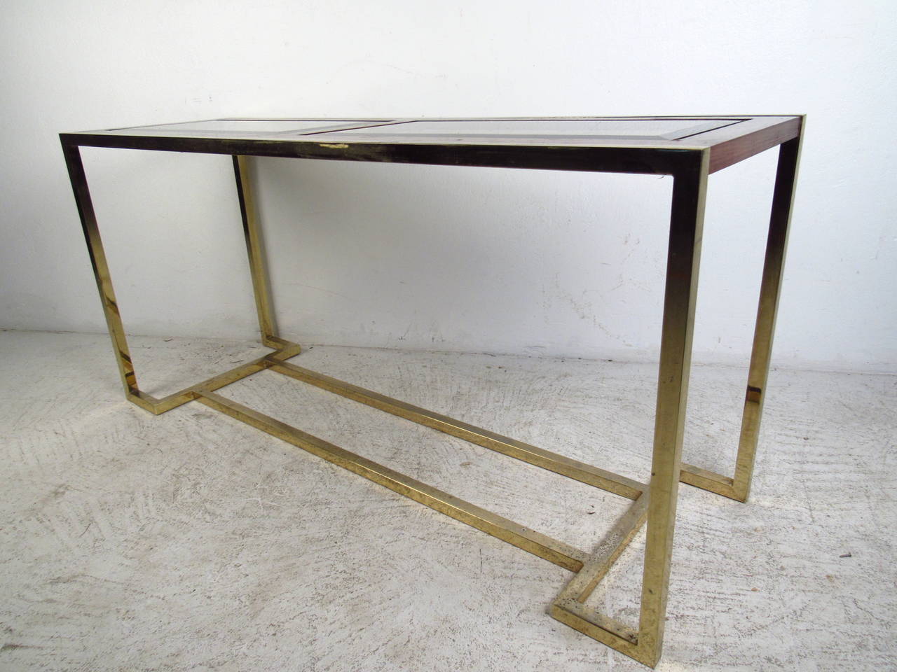 Mesa consola de latón y nogal de mediados de siglo con cristal ahumado Estadounidense en venta