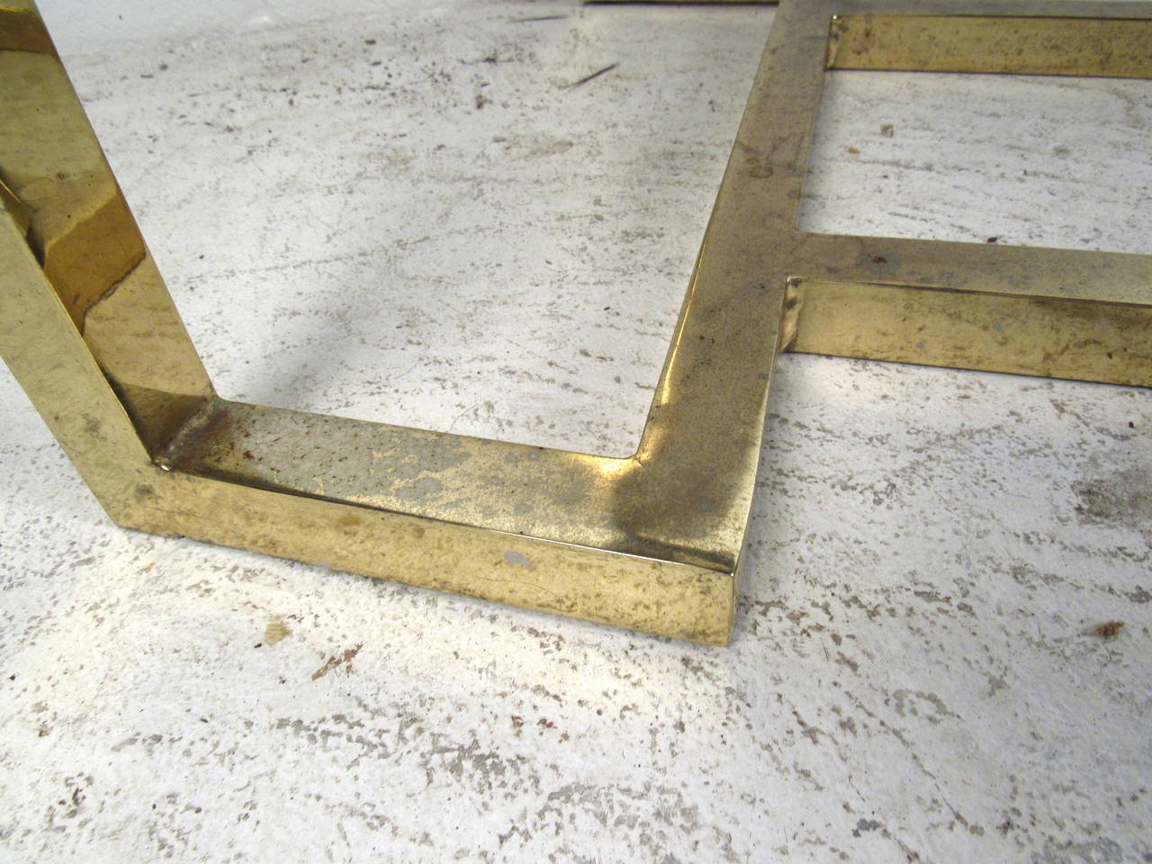 Mesa consola de latón y nogal de mediados de siglo con cristal ahumado Latón en venta