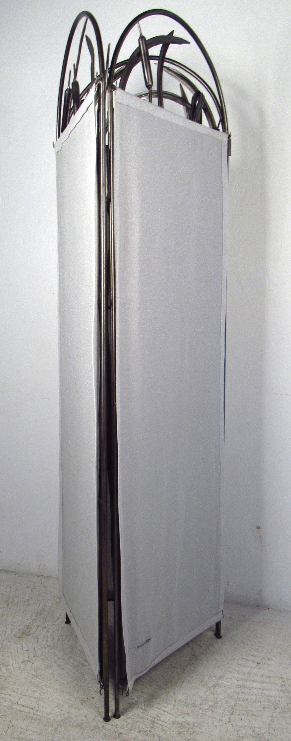 Three-piece metal divider with lovely sculptural design. Includes privacy cloth.

(Please confirm item location NY or NJ with dealer).