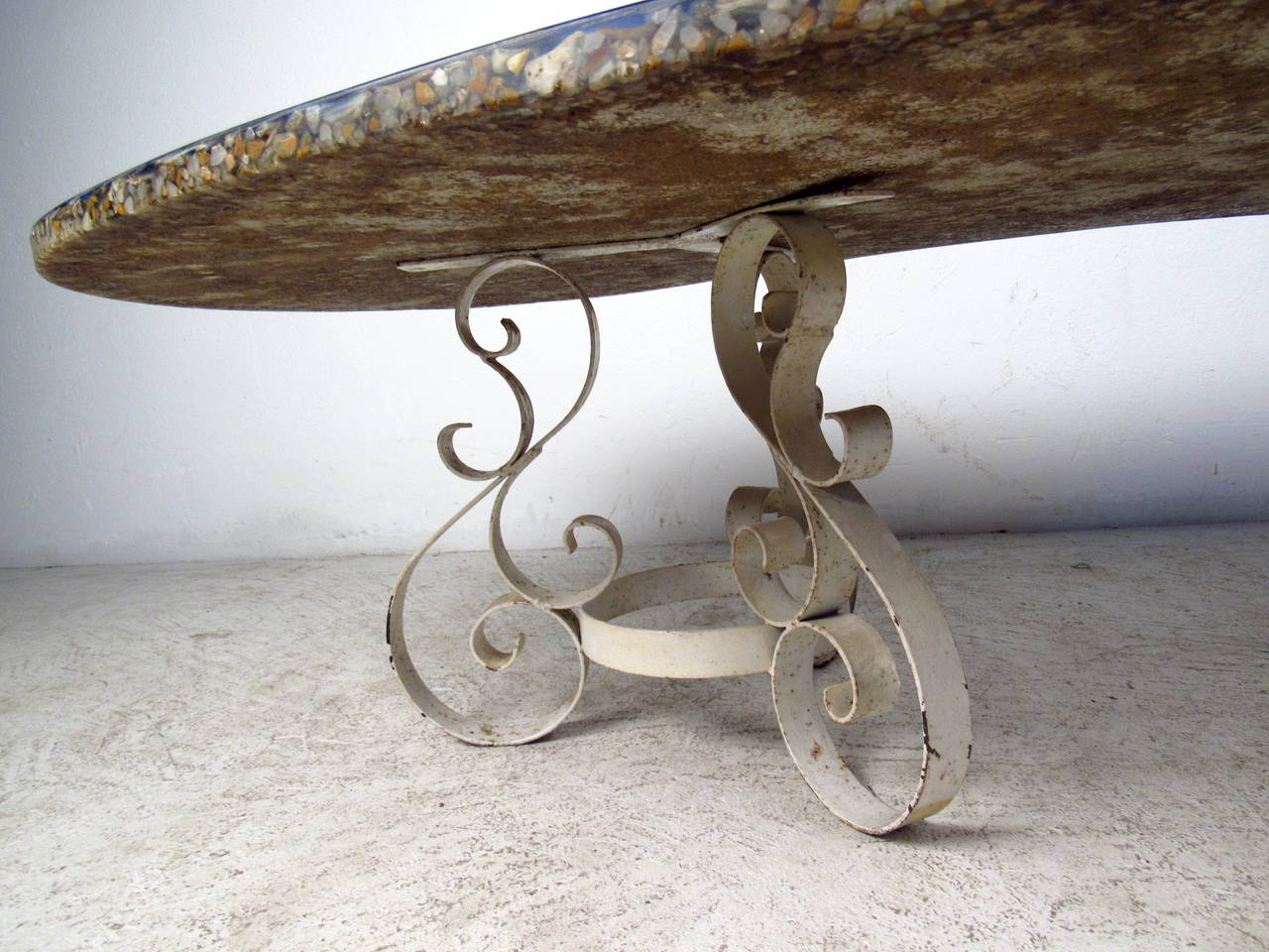 Pierre Superbe table basse italienne moderne en forme de rein