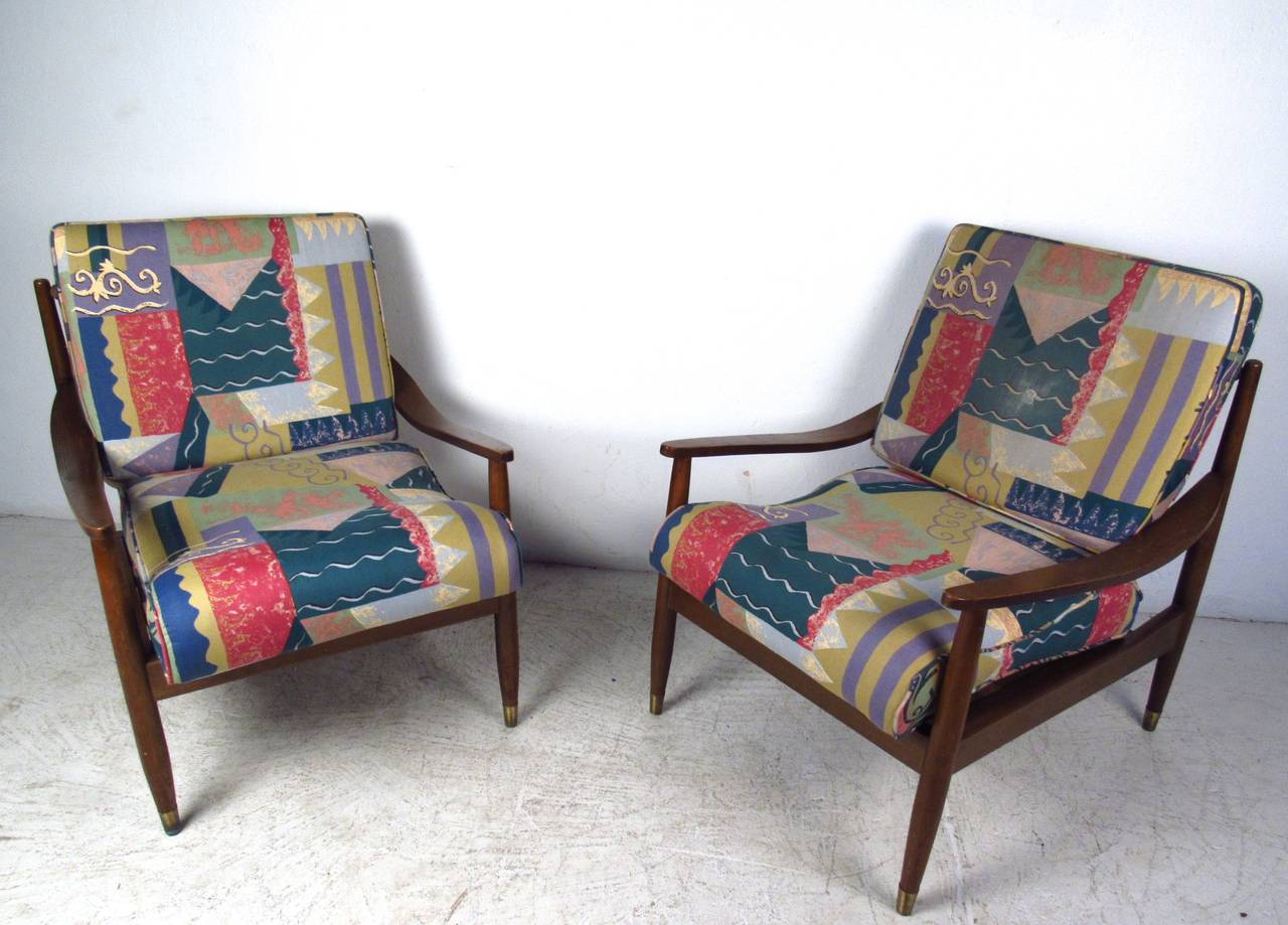 Pair of Mid-Century Modern Lounge Chairs with Matching Ottoman In Good Condition In Brooklyn, NY