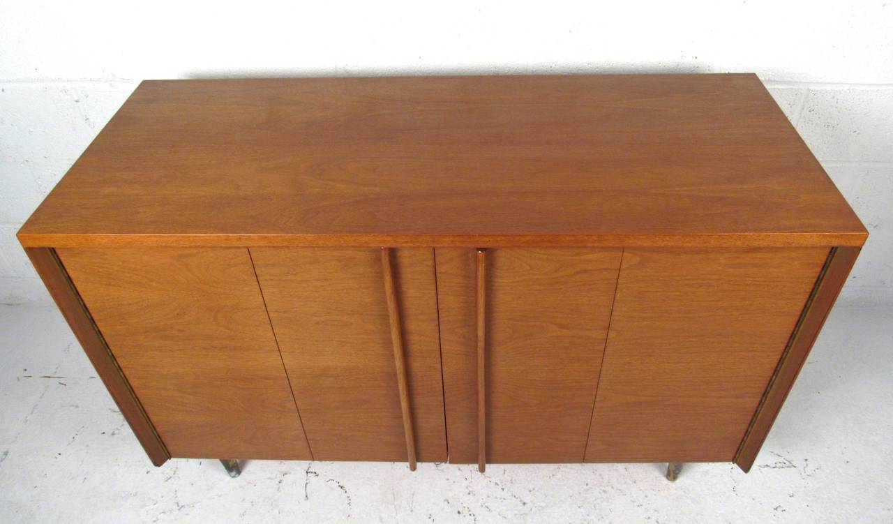 Mid-Century Modern John Stuart Dresser In Good Condition For Sale In Brooklyn, NY