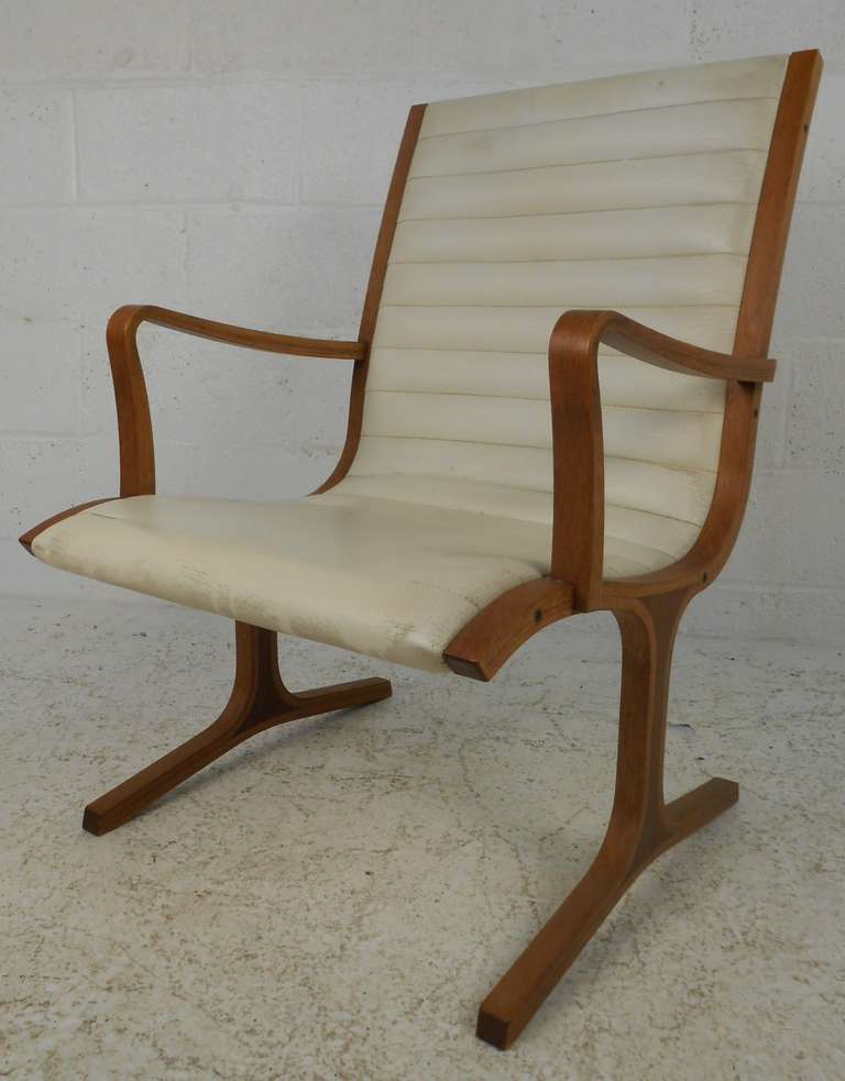Bentwood lounge chair in teak and vinyl. Please confirm item location (NY or NJ) with dealer.