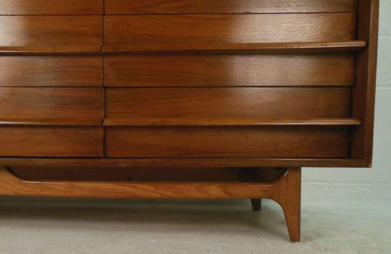 Mid-Century Modern Bowed Front Dresser In Good Condition In Brooklyn, NY