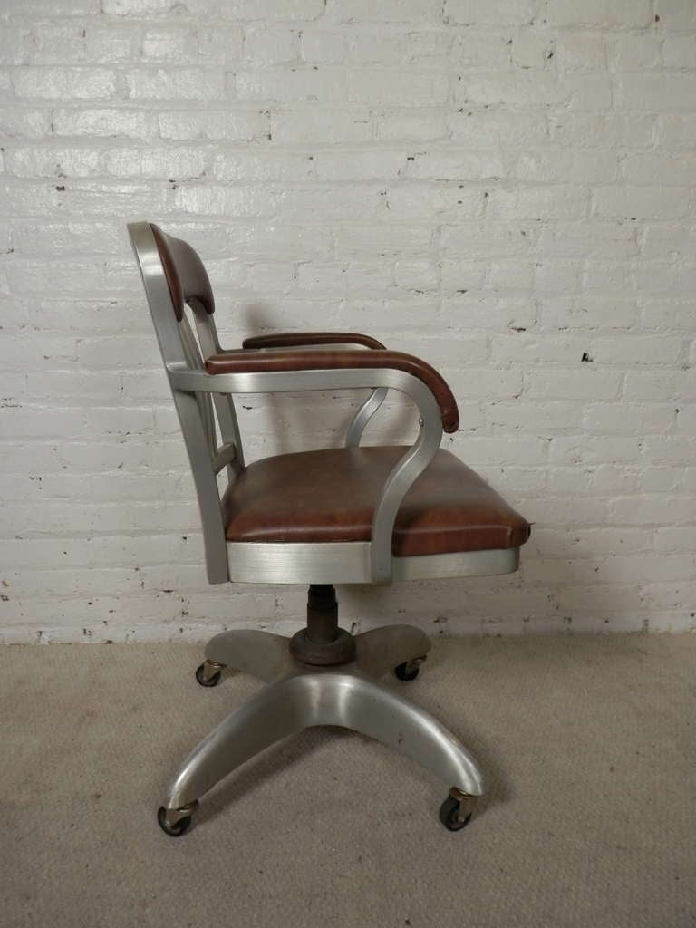 Vintage Industrial Swivel Chair By Good Form In Excellent Condition In Brooklyn, NY