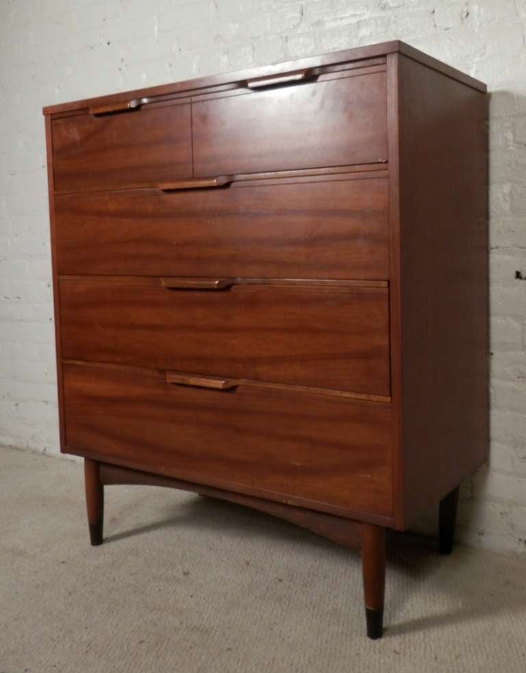 Vintage tall chest of drawers with sculpted handles and tapered legs. Great walnut grain and four deep drawers.

(Please confirm item location - NY or NJ - with dealer)