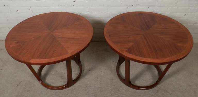 Vintage modern American side table by Lane. Nice walnut grain top, delicate tapered base.

(Please confirm item location - NY or NJ - with dealer)