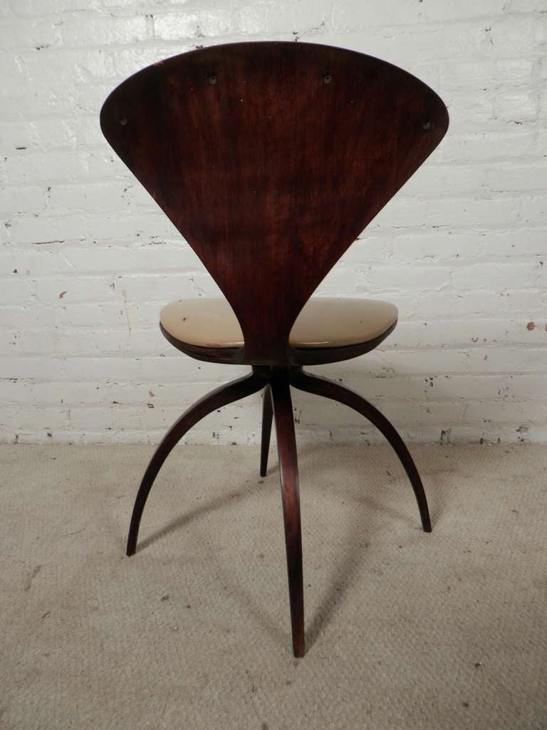 Vintage Swivel Bentwood Chairs By Norman Cherner For Plycraft In Excellent Condition In Brooklyn, NY