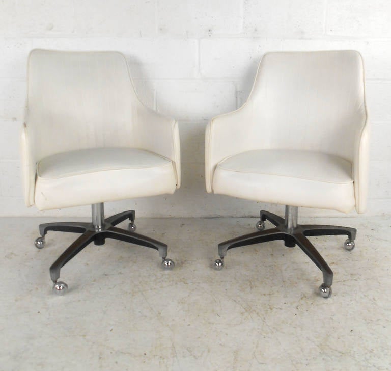 Einzigartiges Paar drehbarer Sessel aus der Mitte des Jahrhunderts (Moderne der Mitte des Jahrhunderts) im Angebot