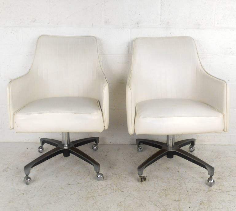 Einzigartiges Paar drehbarer Sessel aus der Mitte des Jahrhunderts (amerikanisch) im Angebot