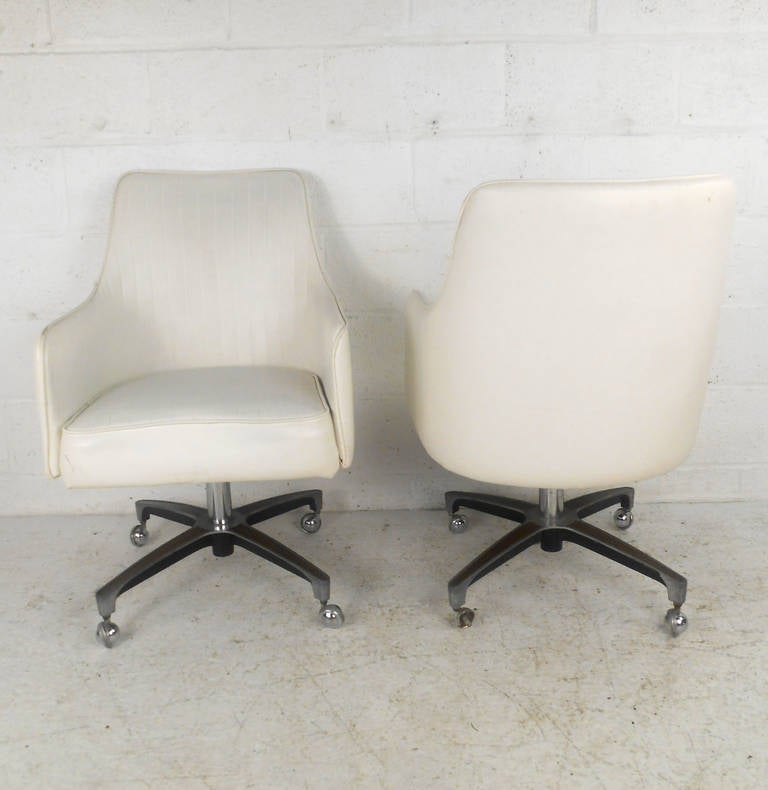 Mid-Century Modern Unique Pair of Mid-Century Swivel Armchairs For Sale