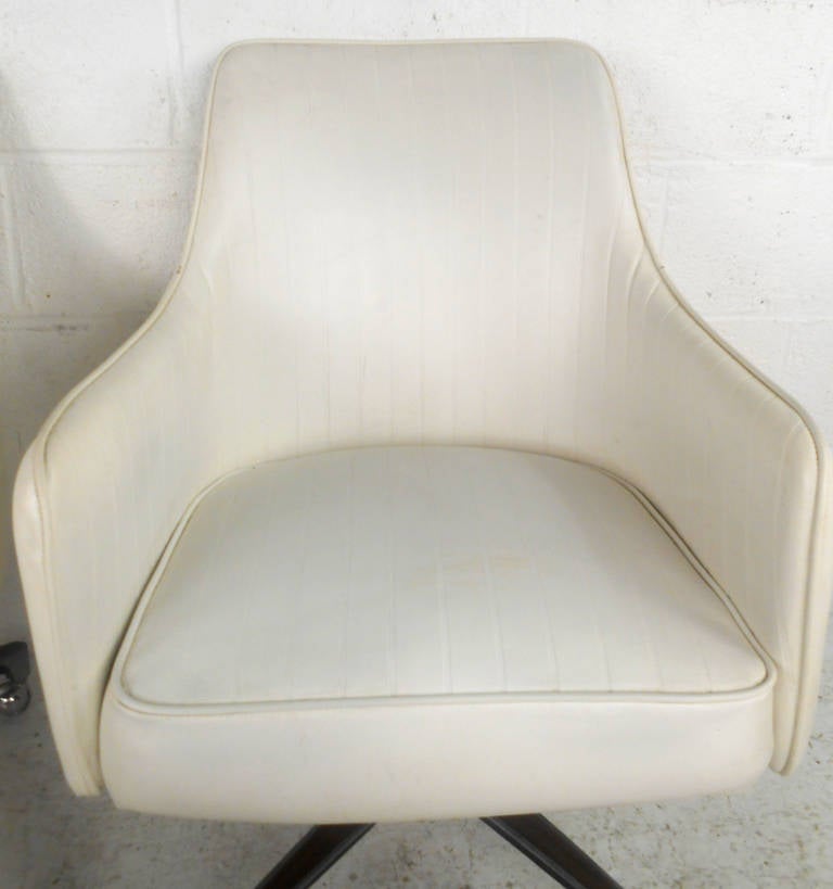 Einzigartiges Paar drehbarer Sessel aus der Mitte des Jahrhunderts (Mitte des 20. Jahrhunderts) im Angebot