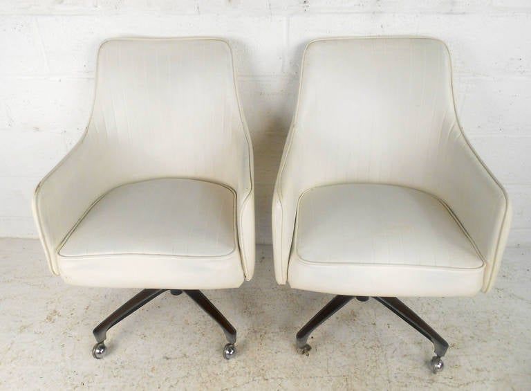 Einzigartiges Paar drehbarer Sessel aus der Mitte des Jahrhunderts im Angebot 1