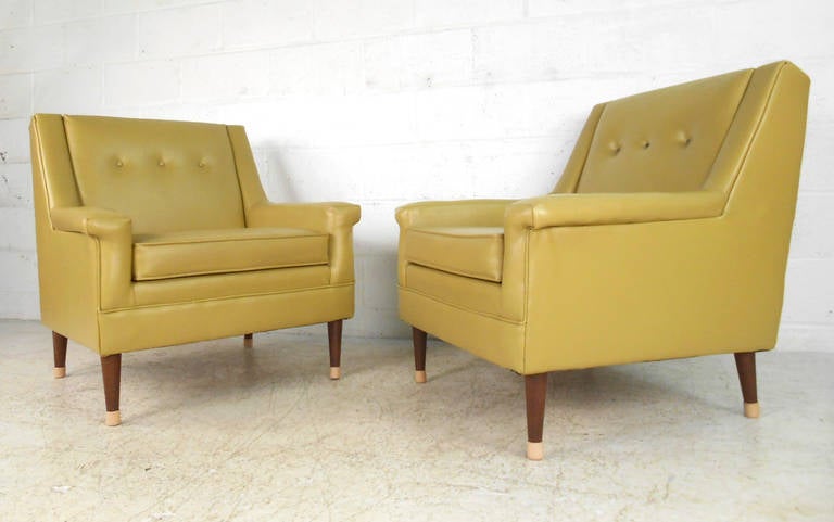 This matching pair of vintage lounge chairs by Flexsteel make a fantastic and stylish mid-century seating solution for home or business. Unique lines, tufted upholstery, and wide comfortable seats set these apart from many of today's modern