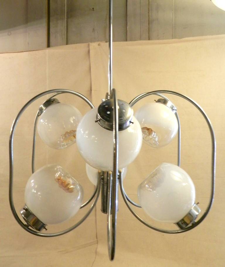Tolle Vintage-Leuchte des italienischen Designers Mazzega mit seinen charakteristischen weißen bis bernsteinfarbenen, mundgeblasenen Glaskugeln. Sechs Kugeln auf rohrförmigen Chromringen, die an einer langen Chromstange aufgehängt sind. Die
