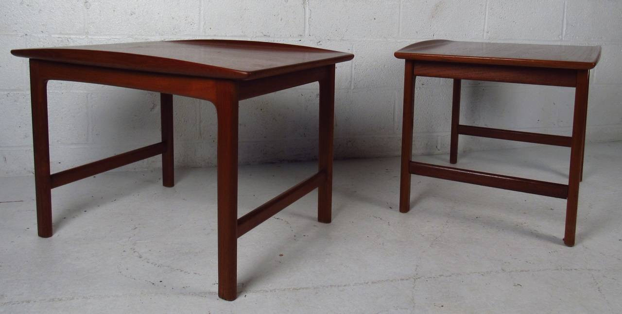 Mid-Century Modern Paire de tables d'appoint DUX sculptées en teck du milieu du siècle dernier en vente