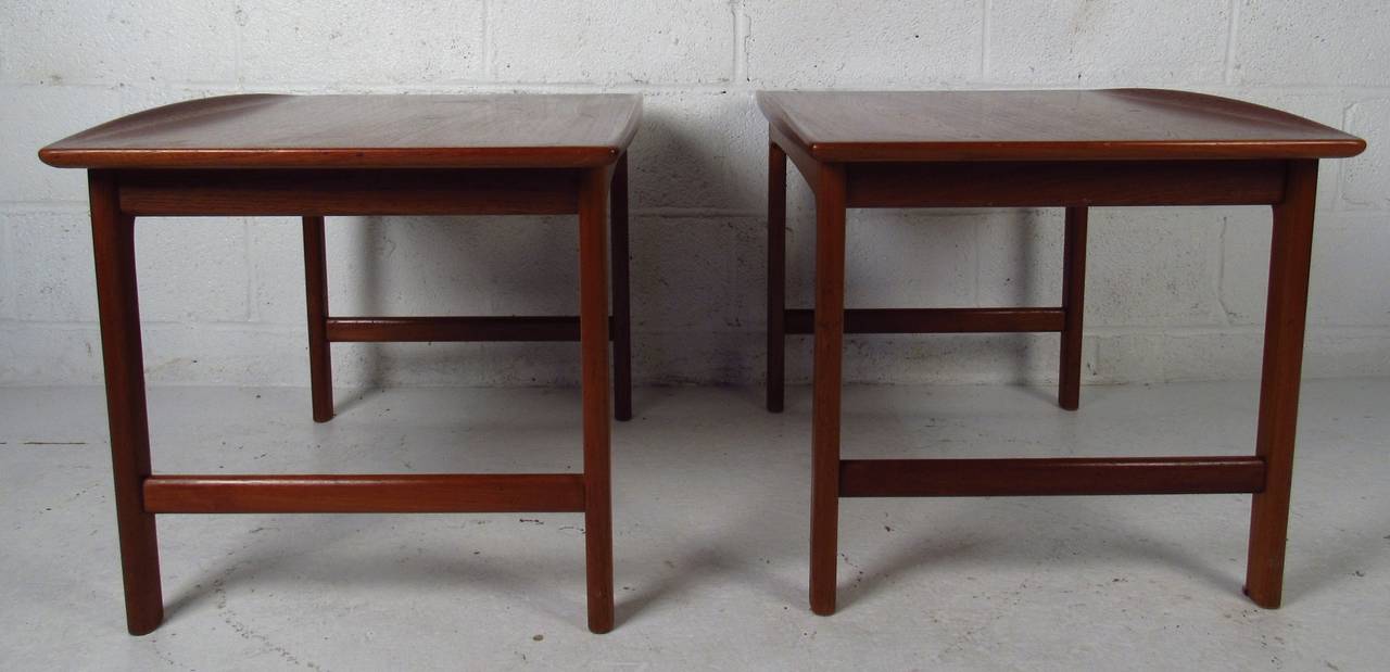 Zwei moderne Beistelltische im Vintage-Stil, hergestellt in Schweden, mit geschwungenen Beinen, abgeschrägter Platte und attraktiver Teakholzmaserung. Ein wunderschönes Design von Dux, das eine perfekte Ergänzung für jedes Haus, Geschäft oder Büro