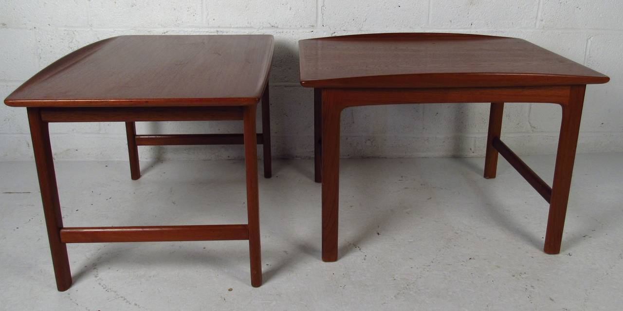 Suédois Paire de tables d'appoint DUX sculptées en teck du milieu du siècle dernier en vente