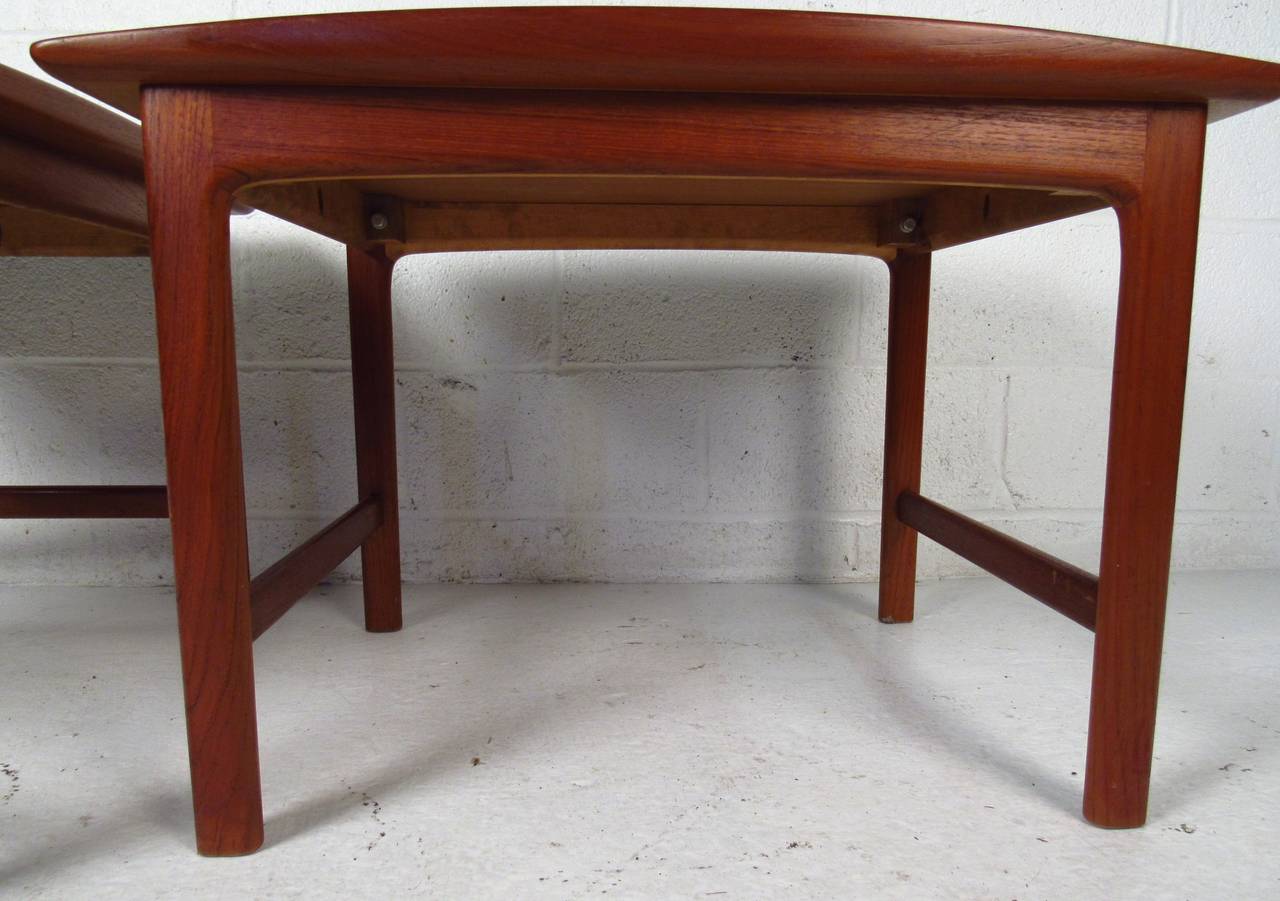 Pair of Midcentury Sculpted DUX Teak End Tables In Good Condition For Sale In Brooklyn, NY